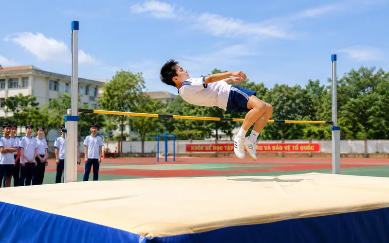 Tiếp đất đúng cách giúp giảm chấn động, giữ thăng bằng và hạn chế chấn thương khi tập nhảy cao.