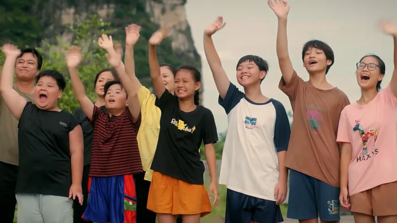 Bộ phim Cách em 1 milimet đưa khán giả trở về miền ký ức tuổi thơ trong trẻo và nhiều cảm xúc.