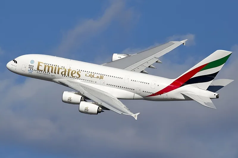 Airbus A380 là biểu tượng của hàng không dân dụng với thiết kế hai tầng và sức chứa hành khách vượt trội.